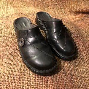 Clark mules *like new*! Perfect everyday shoe